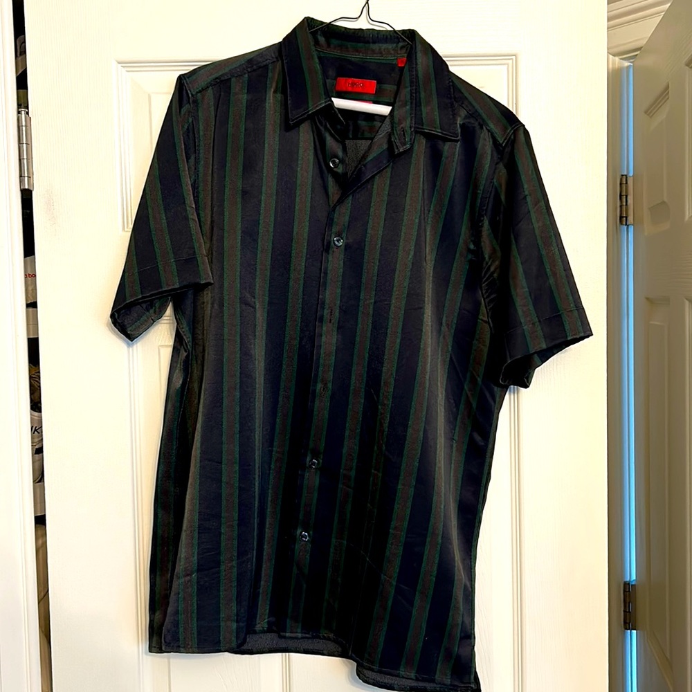 HUGO Men’s short sleeve button down shirt size medium